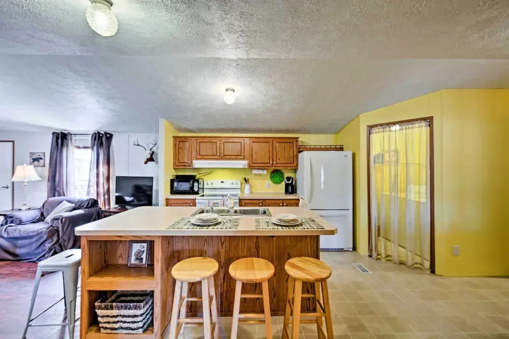 180-acre Farm: 'the Lodge' in Klingerstown!