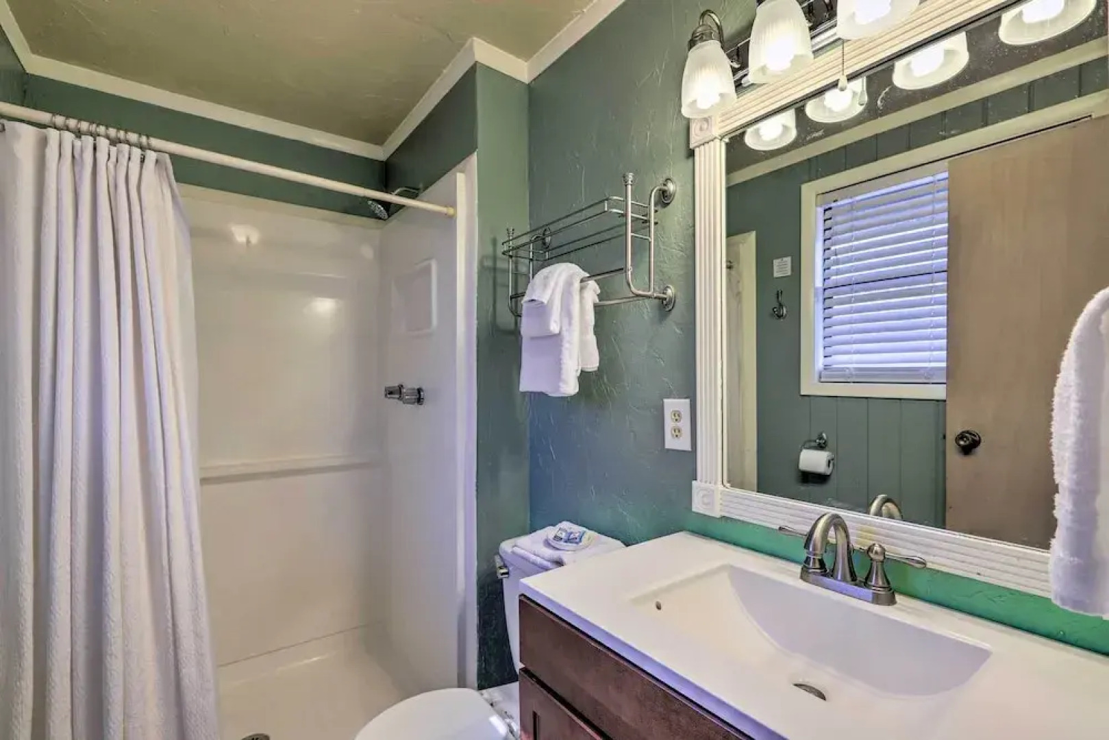 Cozy Caymus Cabin ~ 3 Miles to Callaway Gardens!