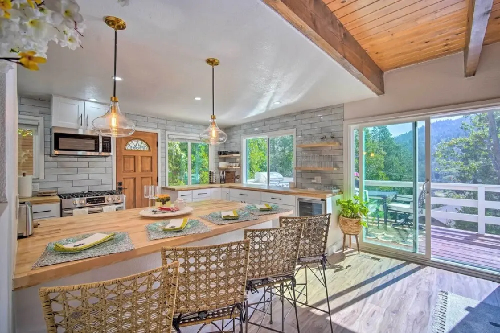 Picturesque Cabin: 2 Balconies, Walk to Lake!