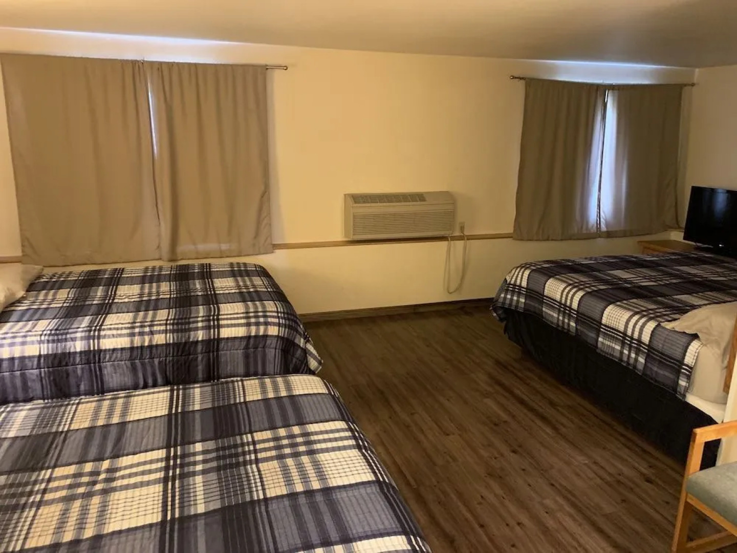 Eagle Peak Lodge & Cabins