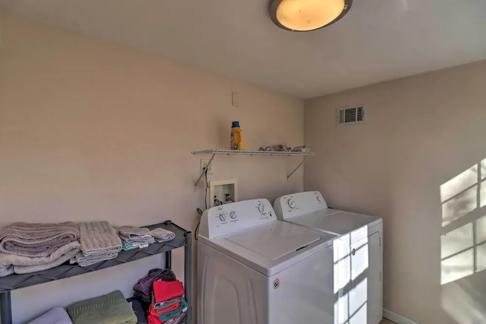 Fisherman-friendly Bull Shoals Escape on Lakefront