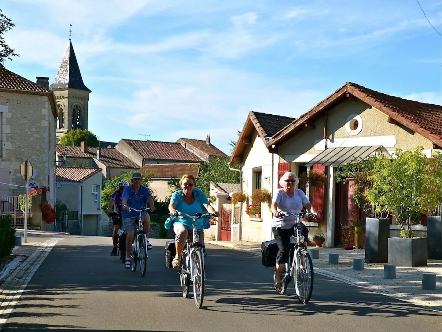 Cozy Chalet With a Porch in a Wonderfully Green Environment