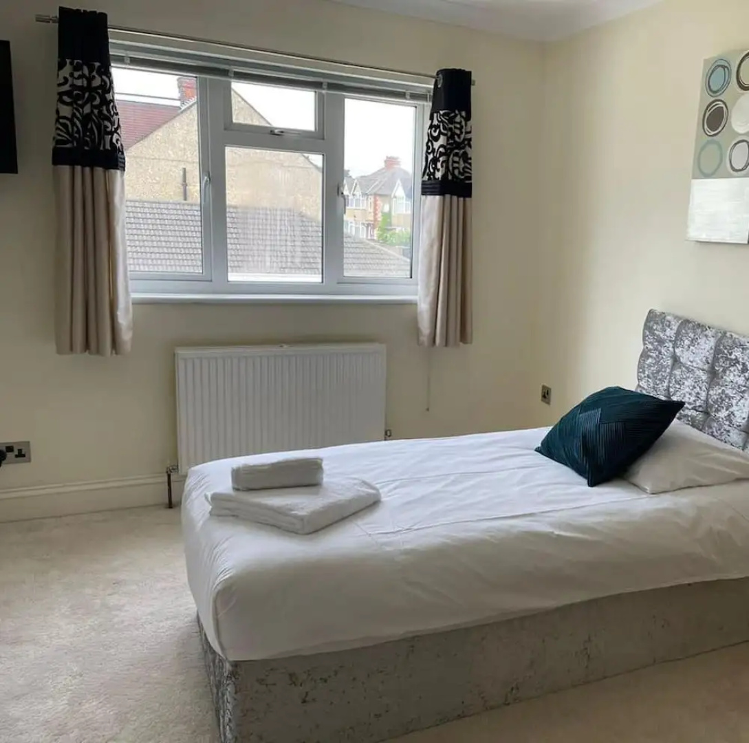 Spacious 3BR Home in Bedford for Big Groups