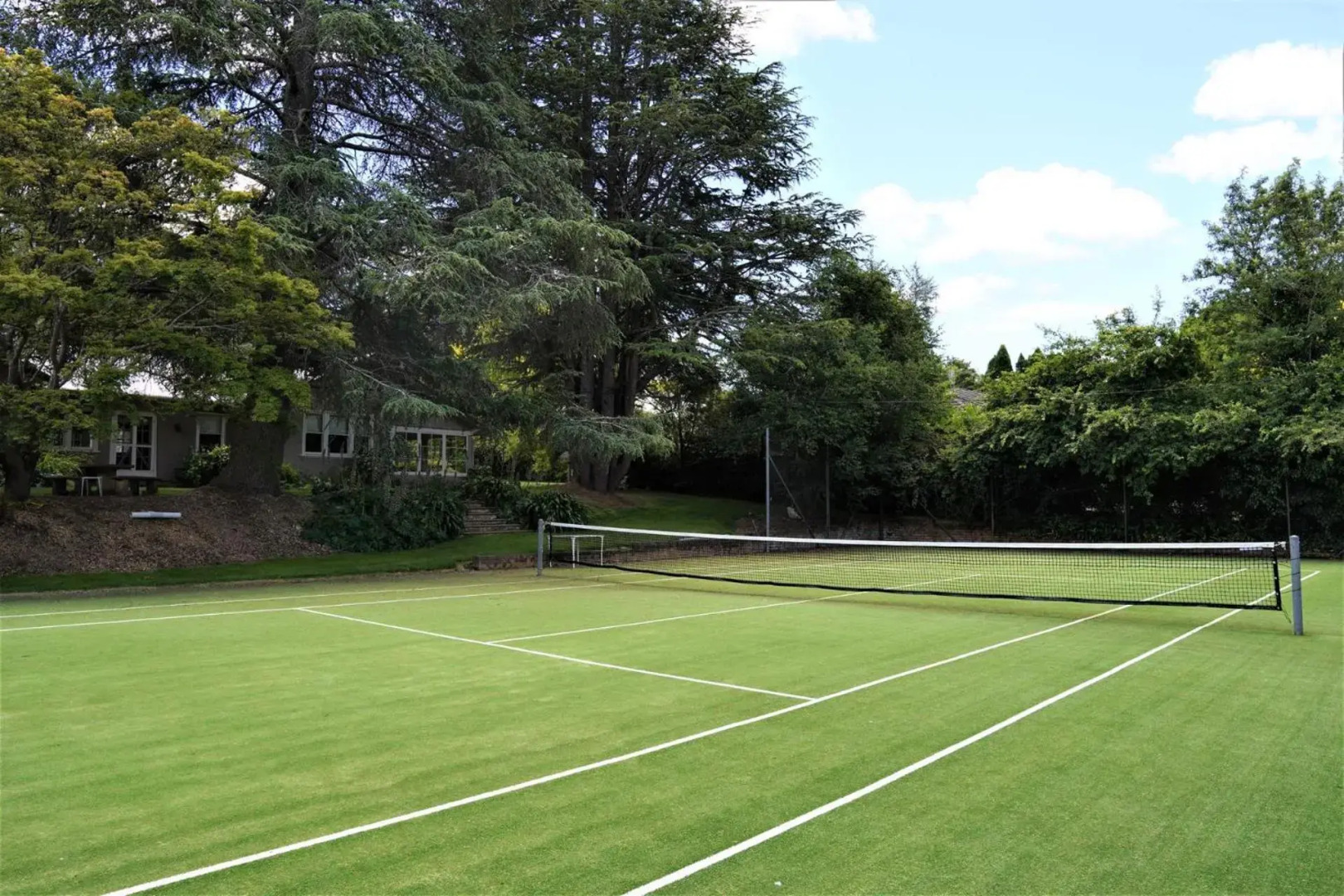 Robin Hill Manor - rambling retreat & tennis court