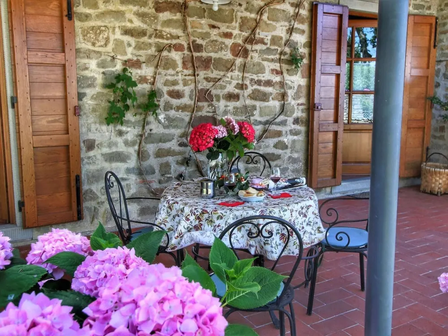 Villa in Tuscany With Pool & Vineyard Views