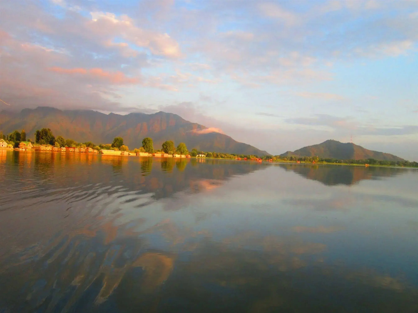 Wangnoo Houseboats