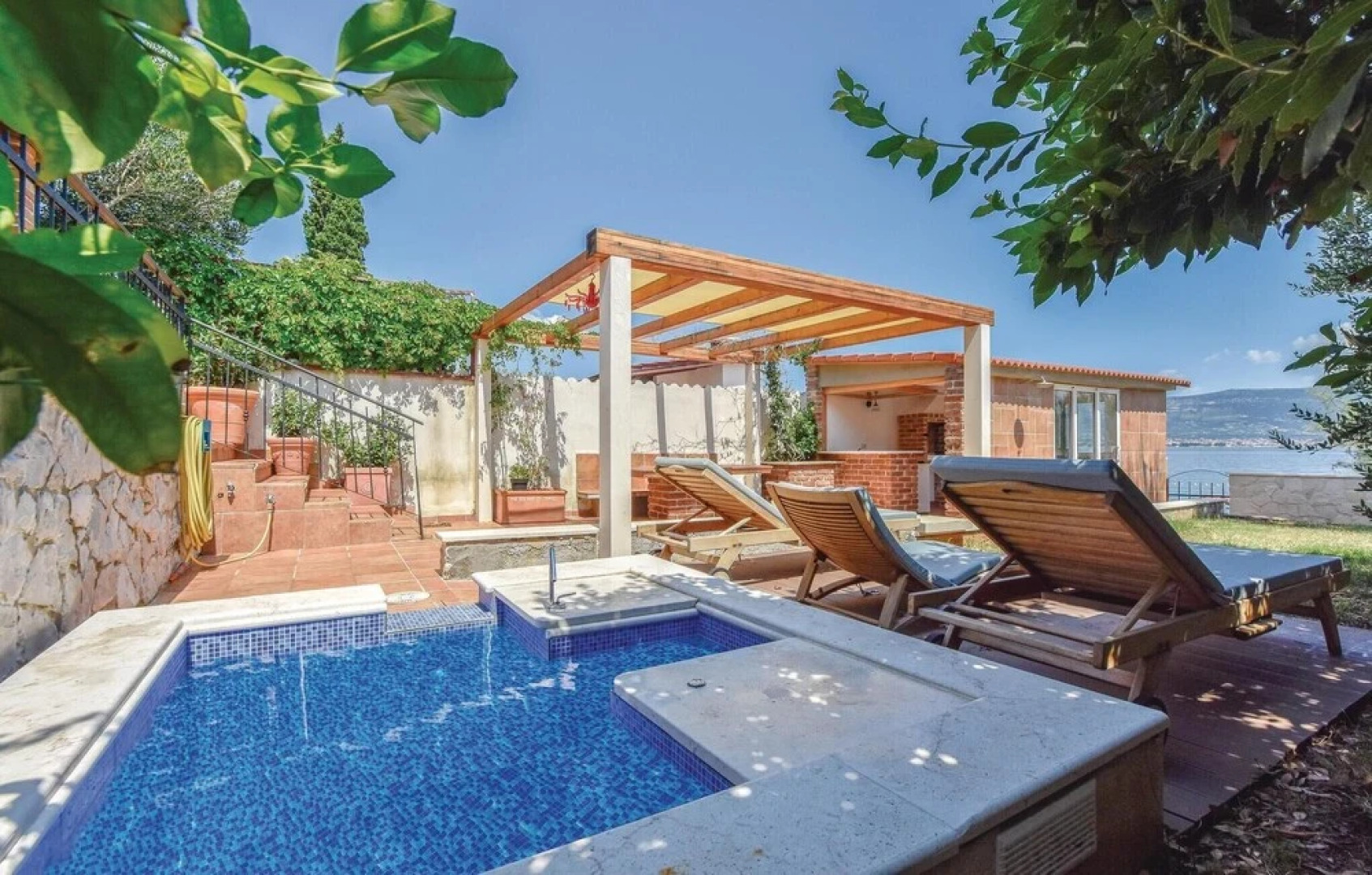 Nice Home in Slatine with Hot Tub, WiFi & 3 Bedrooms