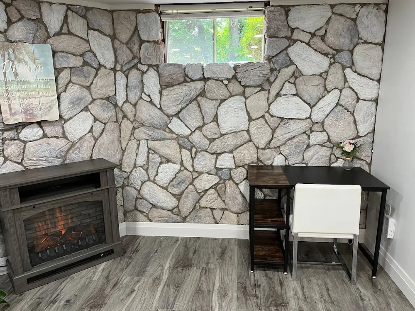 Adorable 1 Bedroom Suite With Kitchen &