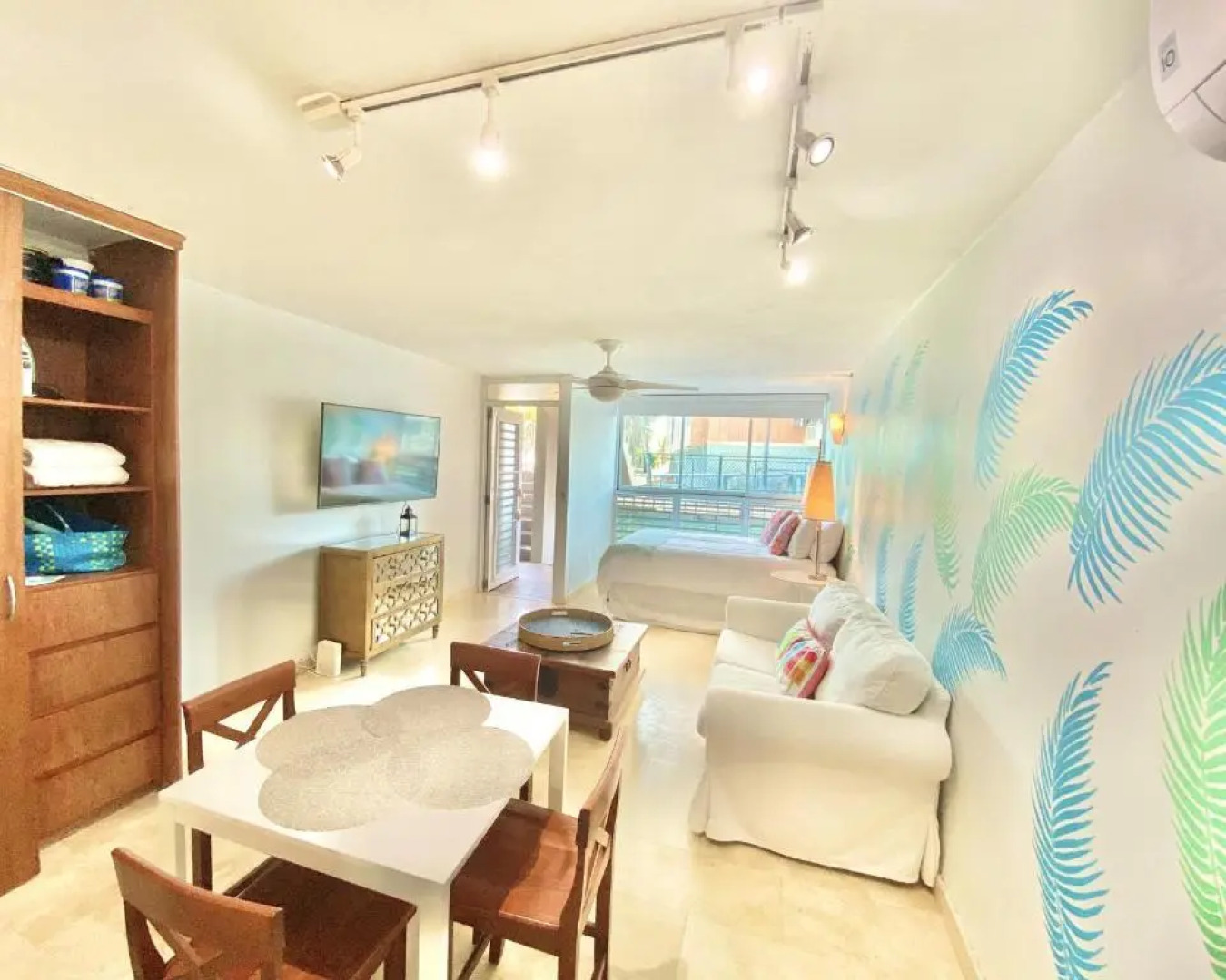 KASA El Sol by the Sea - Cabana Studio Apartment BEACHFRONT CONDO POOL Parking