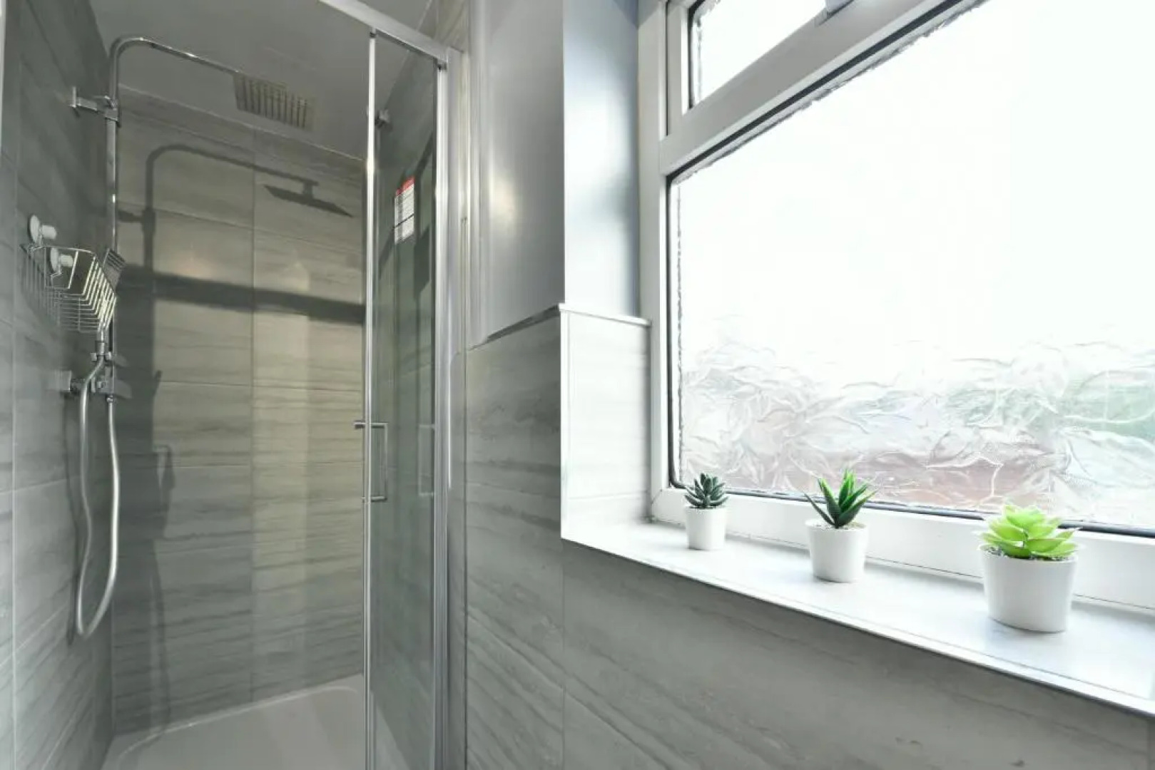 4 Bedroom, 2 Bathroom House - Free Parking