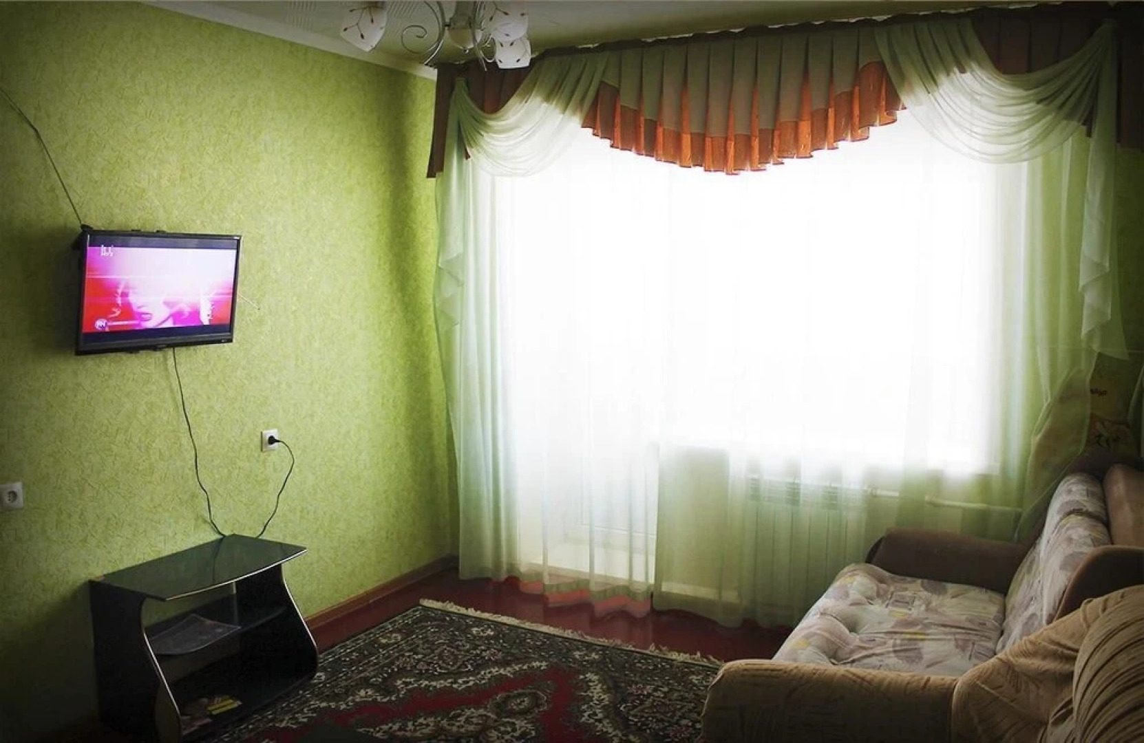 Dobrye Sutki Apartment on V.Maksimova 21