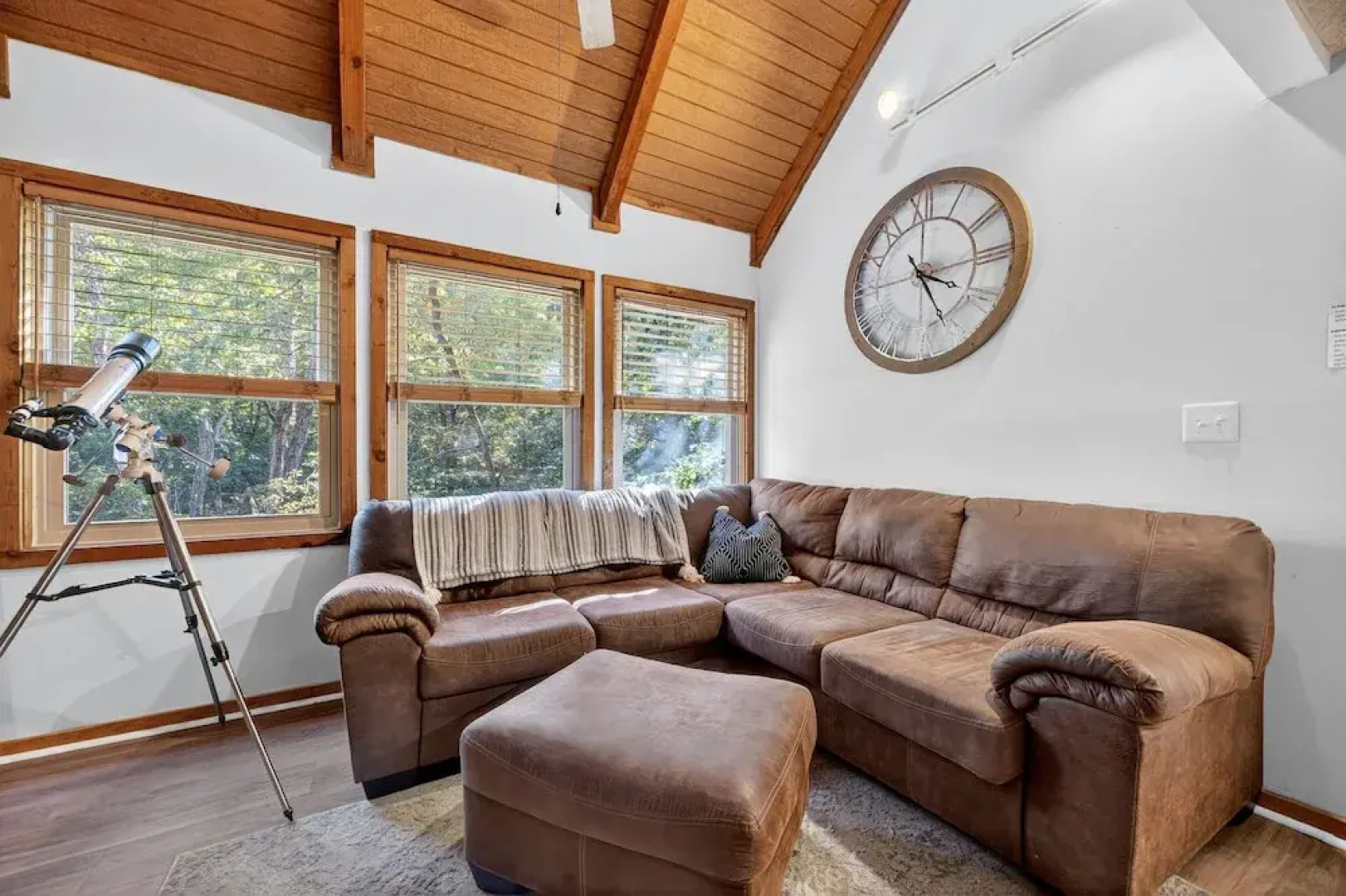 Mountain Escape With Hot Tub & Stargazing 3 Bedroom Cabin