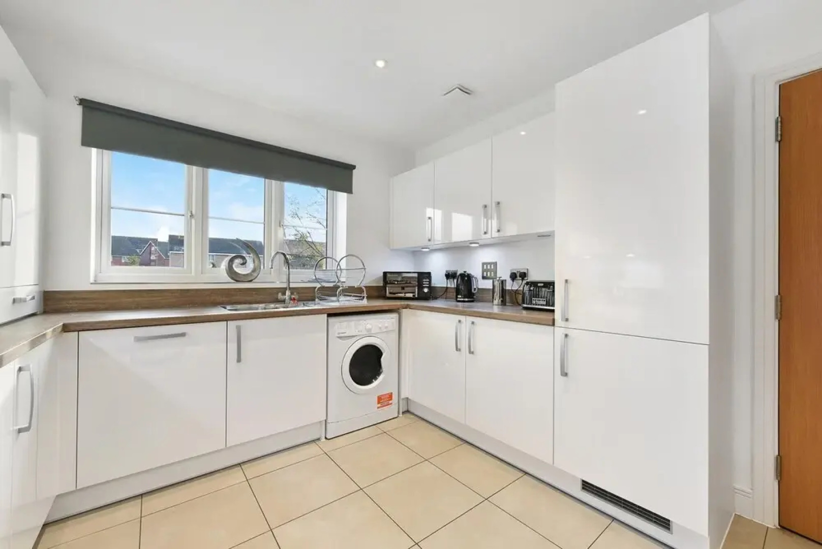 London Heathrow Living Serviced House 4 Bedrooms, 2.5 Bathrooms Up to 9 Beds