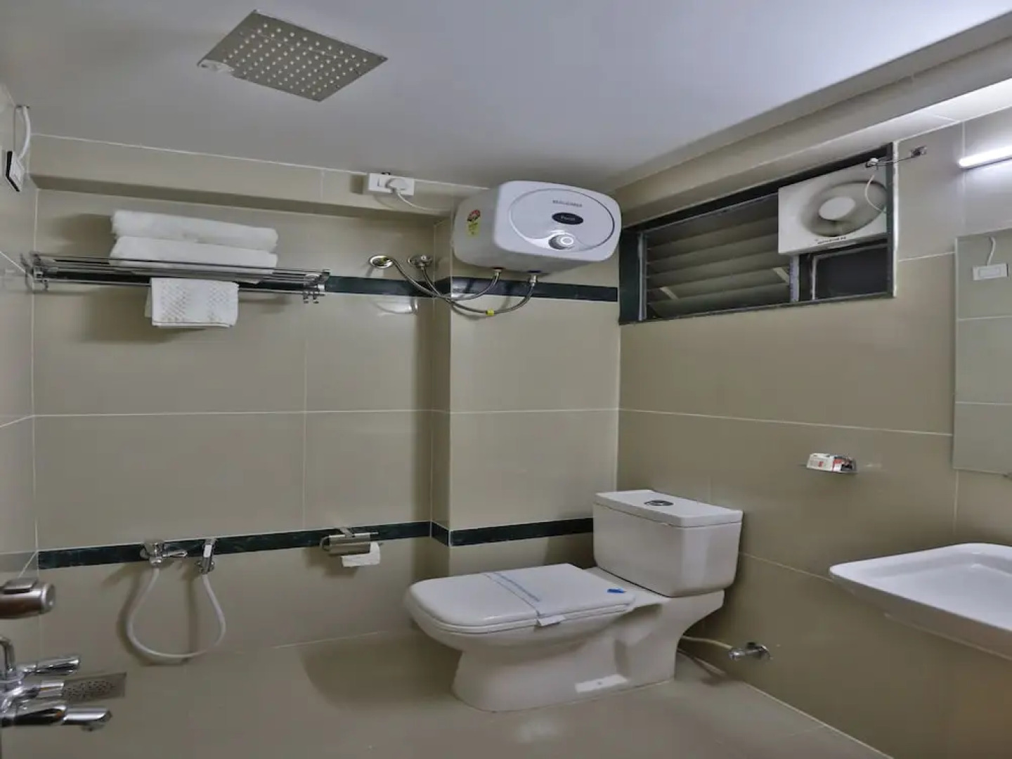 Collection O 12462 Hotel Shiv Inn