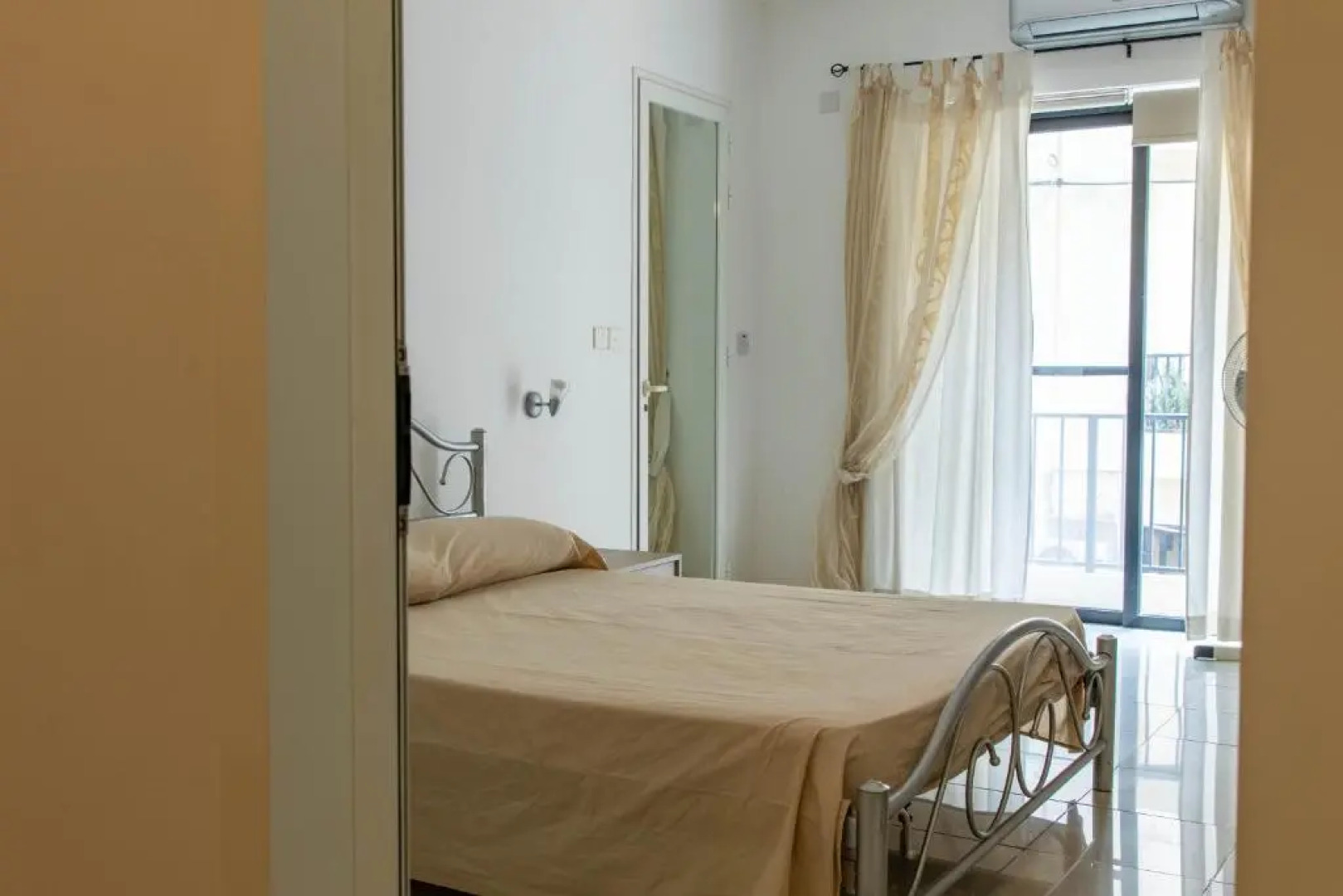 Spacious 3-bedroom apartment 30 seconds from sea