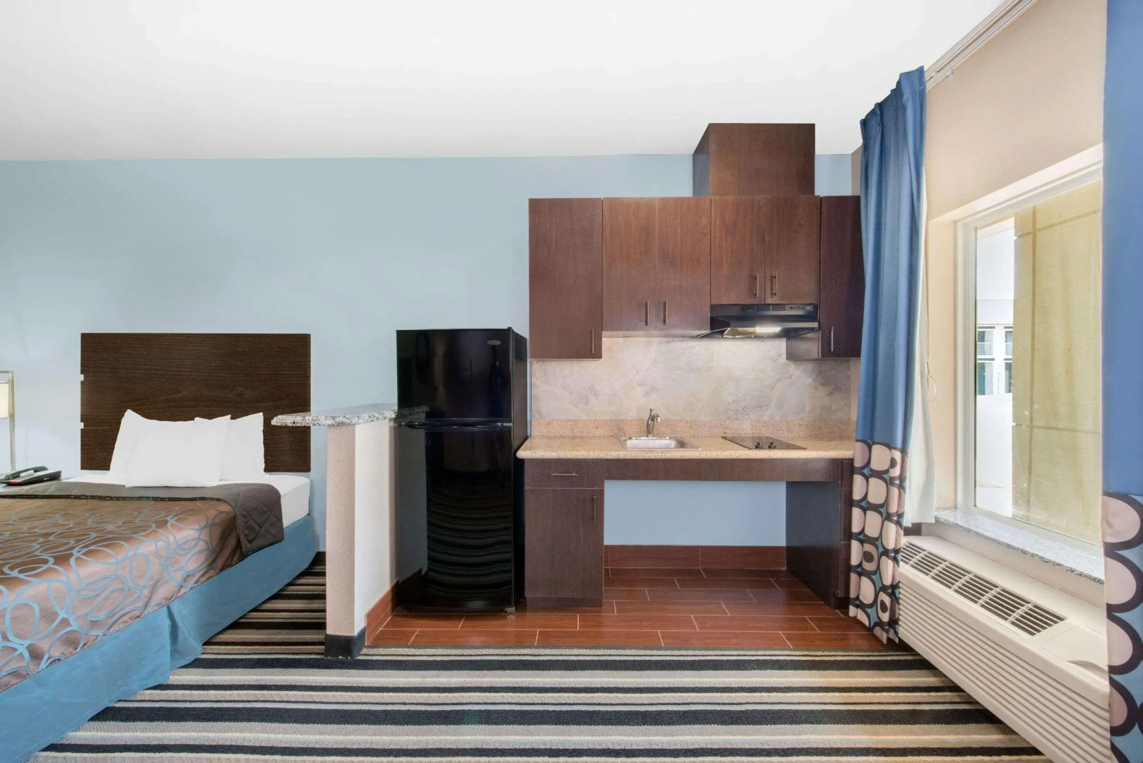 Super 8 by Wyndham Dilley TX