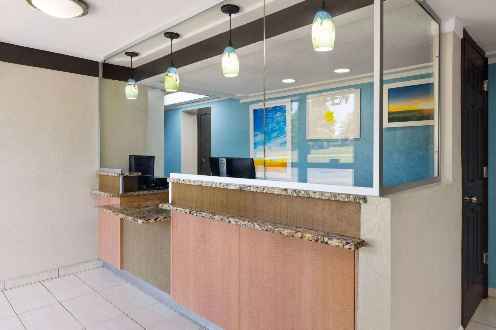 Days Inn & Suites by Wyndham Indianapolis Airport East