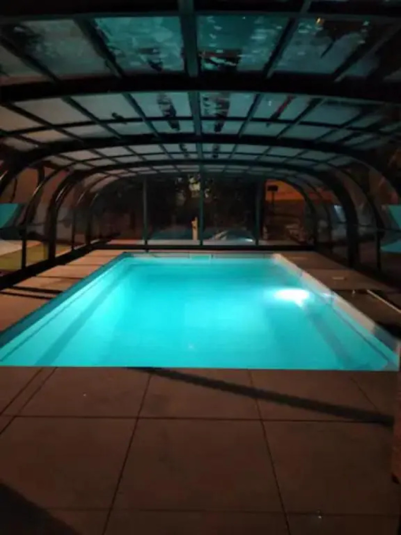 Villa bord de mer avec piscine couverte, bain nordique, salle de jeux.