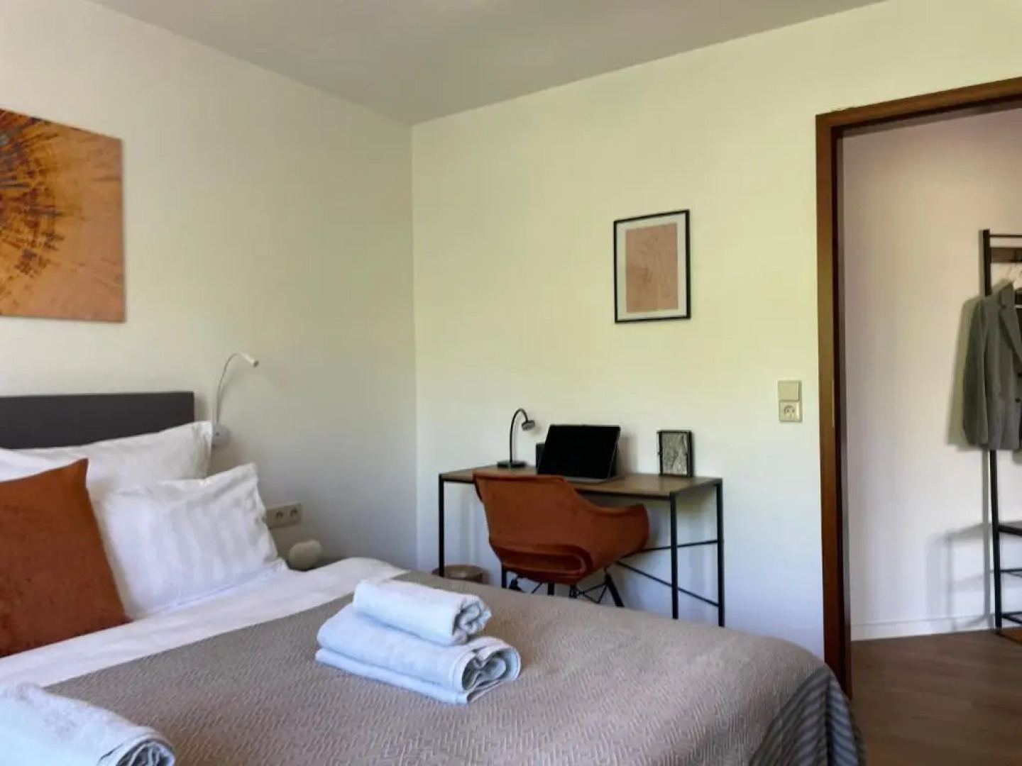 Holiday Business Apartment I 2,5 room I 60qm I Highspeed WLAN l near City and Fair I Automobil und Tech-Company