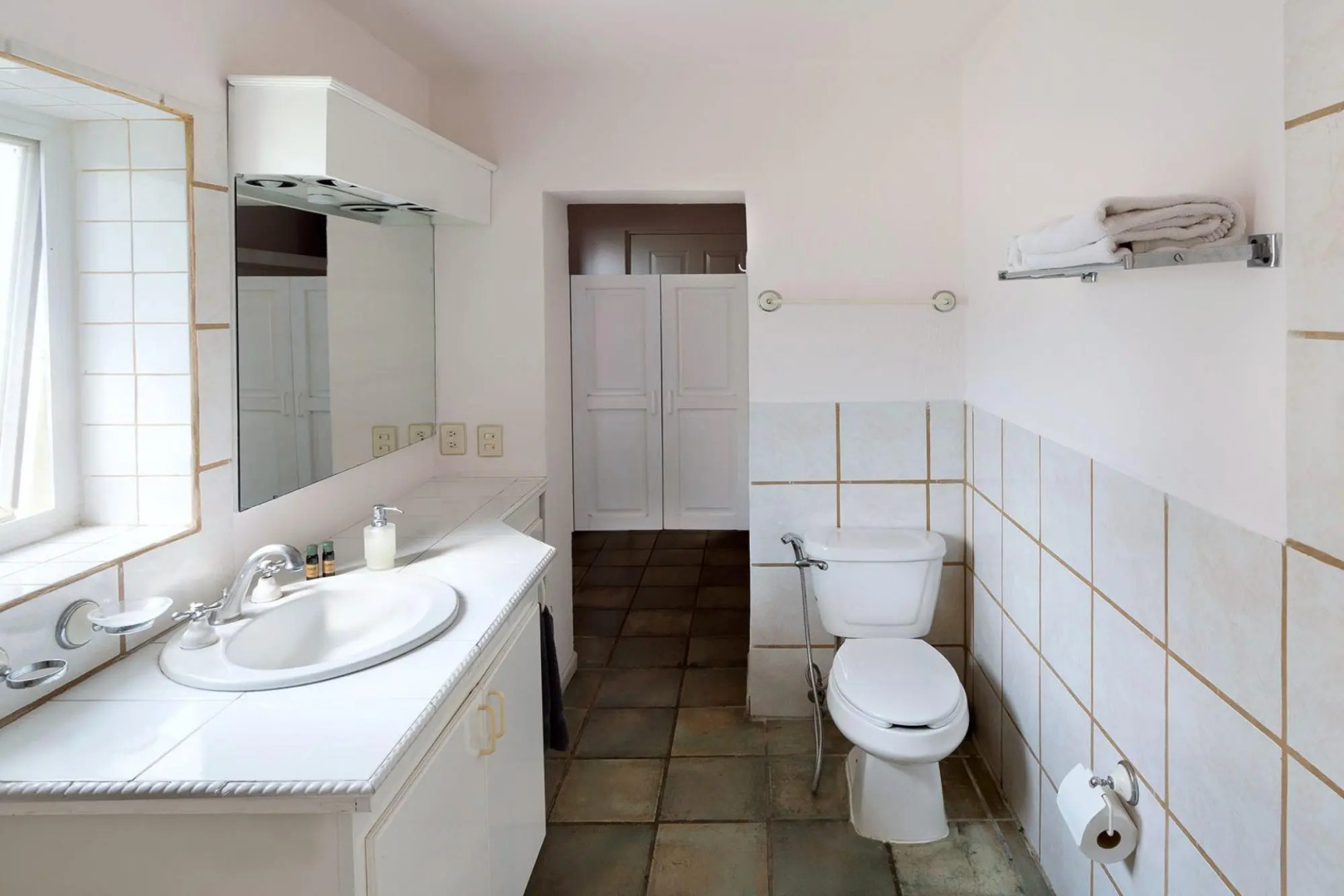 Casita del Lago Beautiful Lakefront Property One Step Away From the Melacon