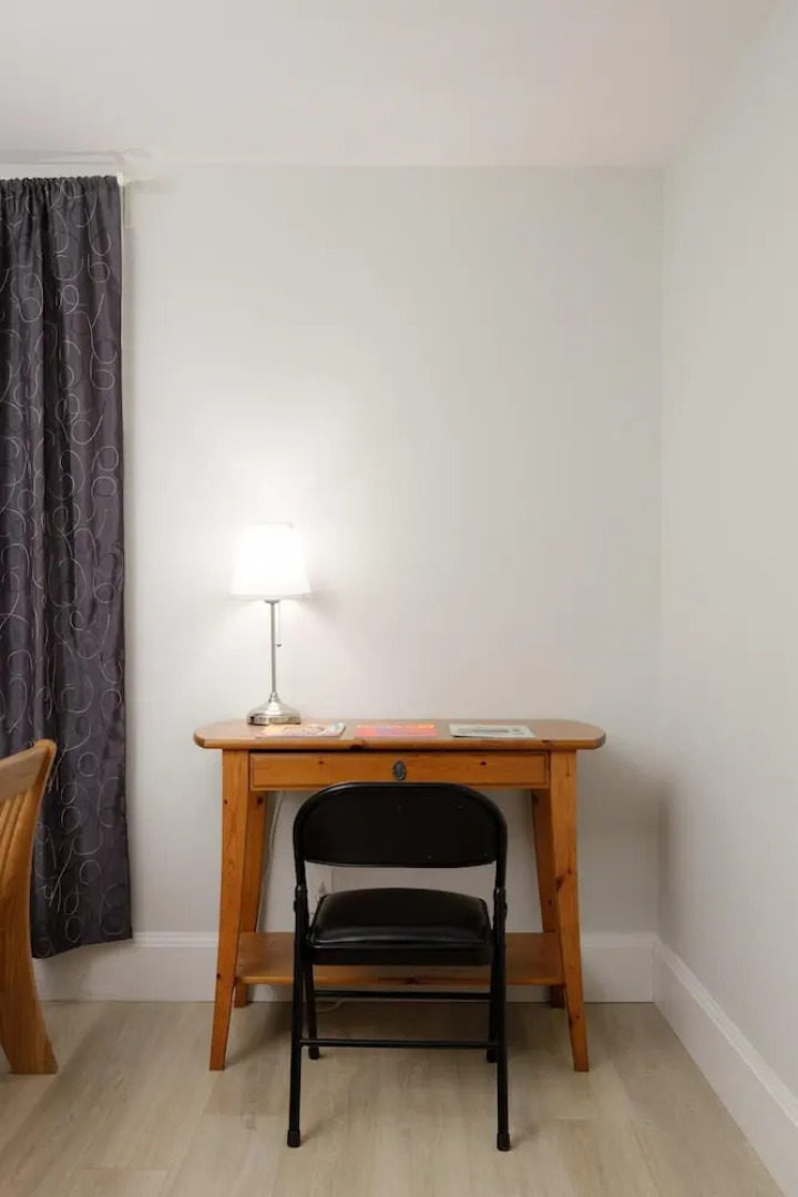 Stylish 1 BR Suite in North Vancouver 10 Mins ski