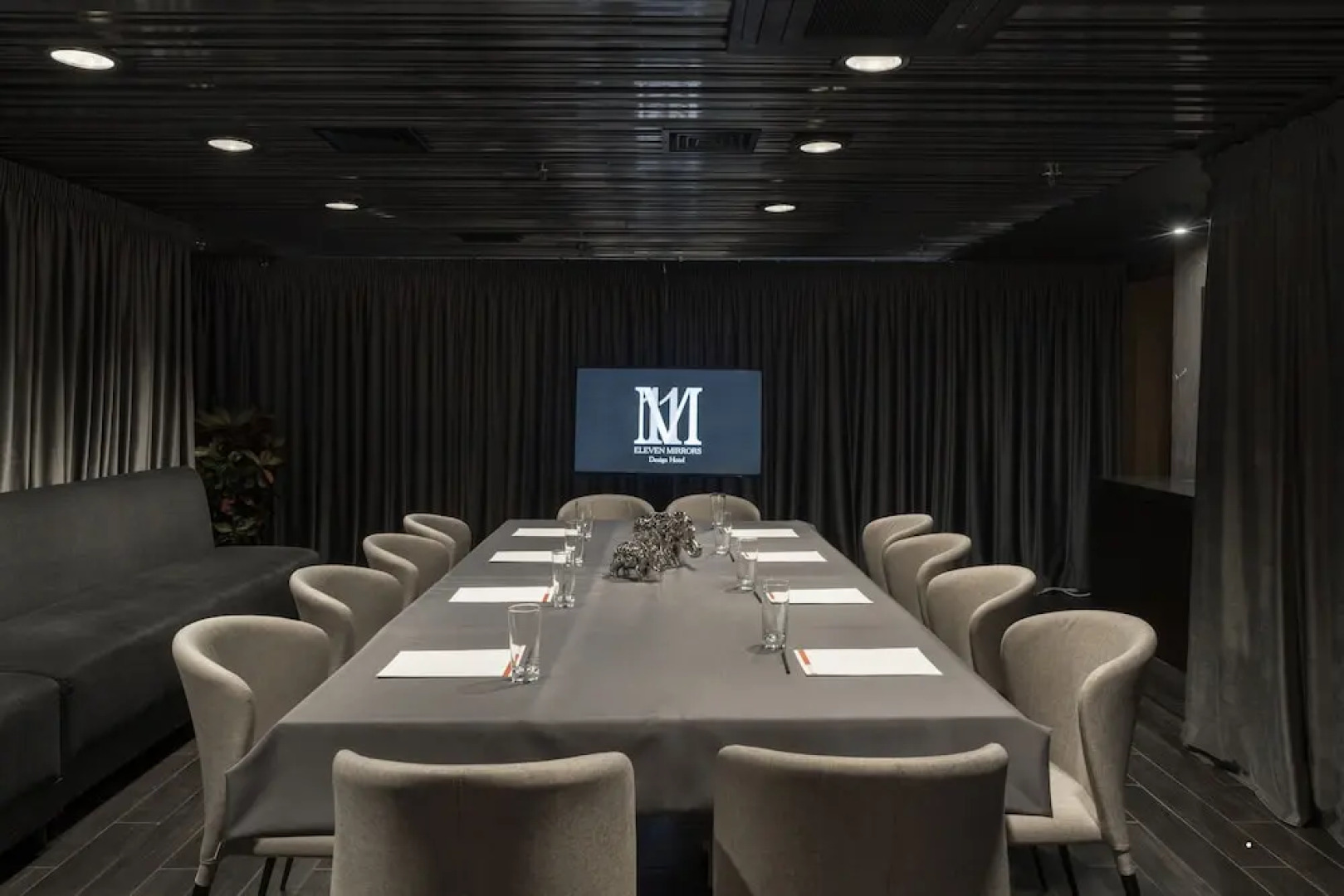 Дизайн-отель 11 Mirrors