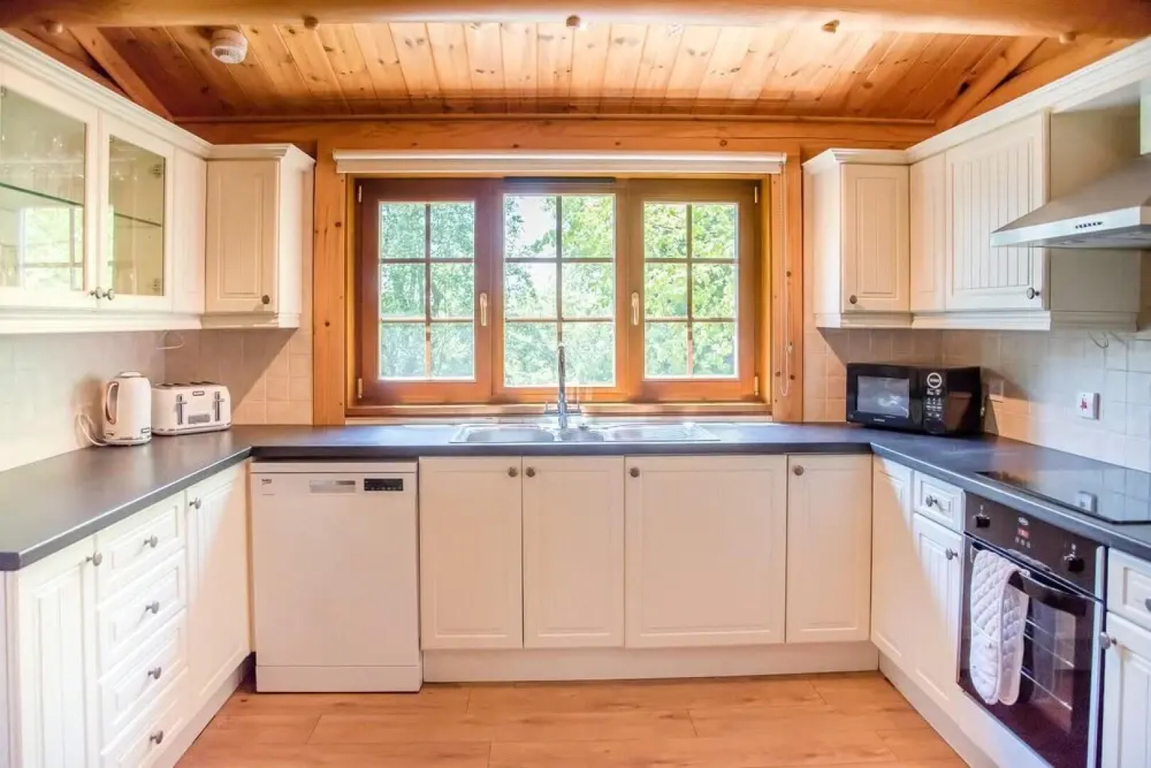 Oak Lodge With Hot Tub, Kingfishers