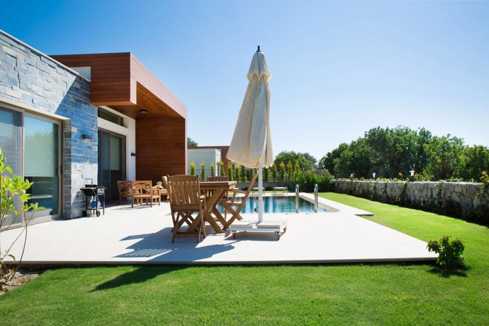 Important Group Villa Green