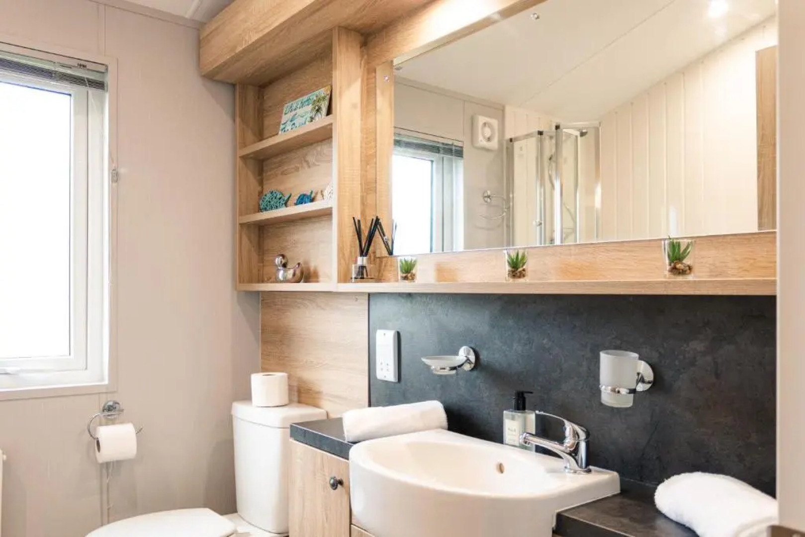 Lilac Lodge with Hot Tub