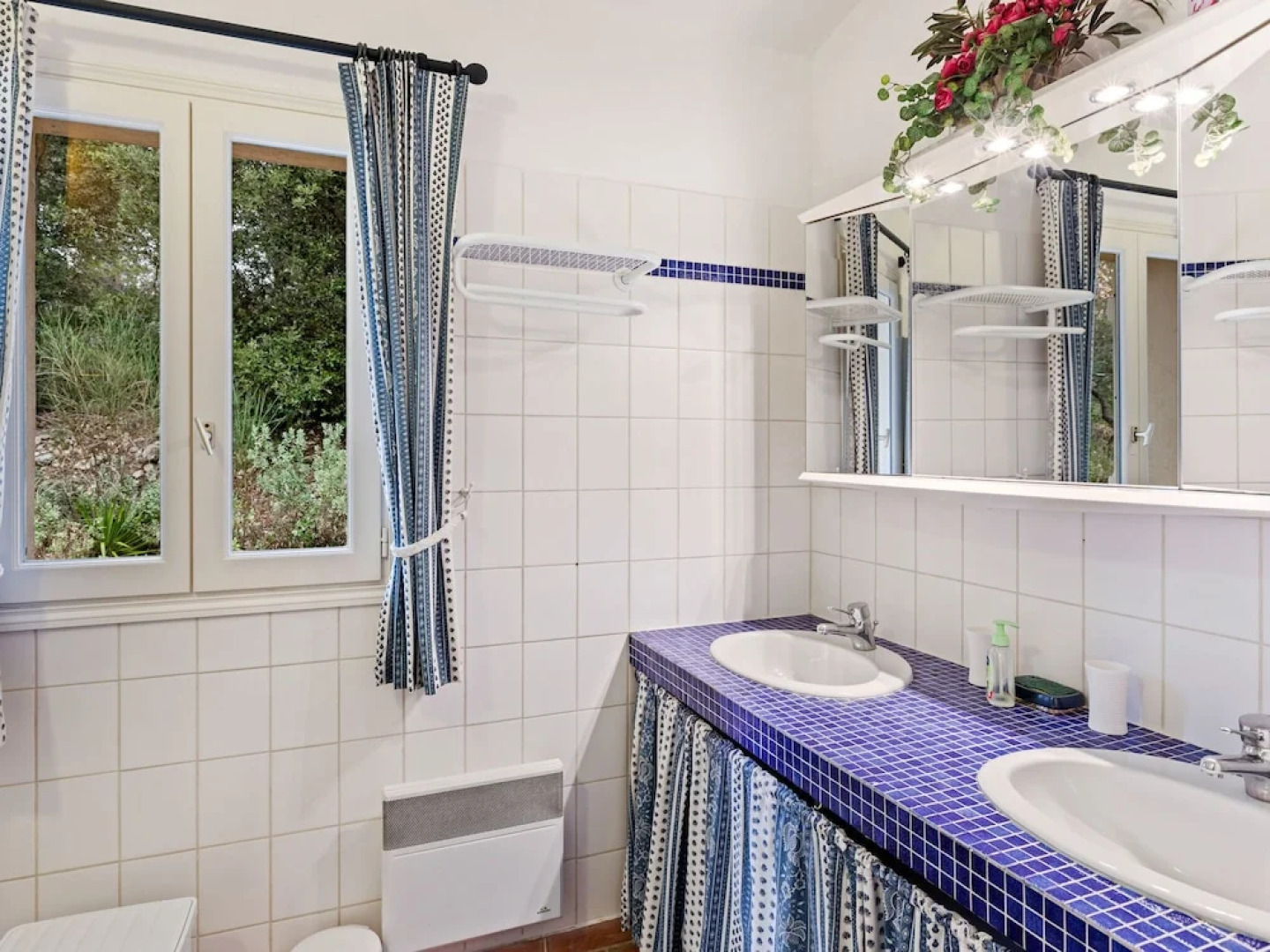 Lavish Villa in Bagnols-en-forêt With Swimming Pool