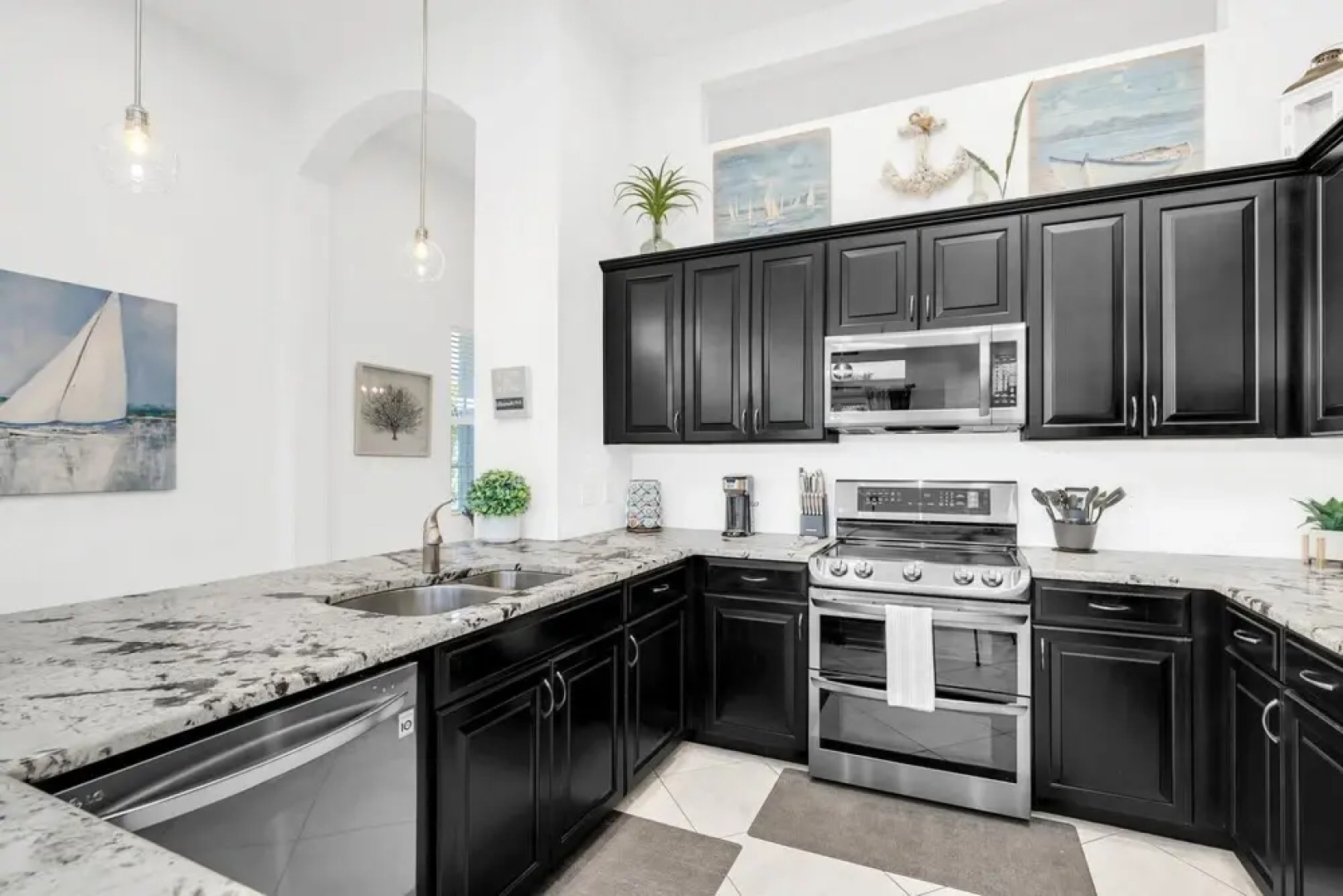 Upscale Private Home 10-min Walk to Canova Beach