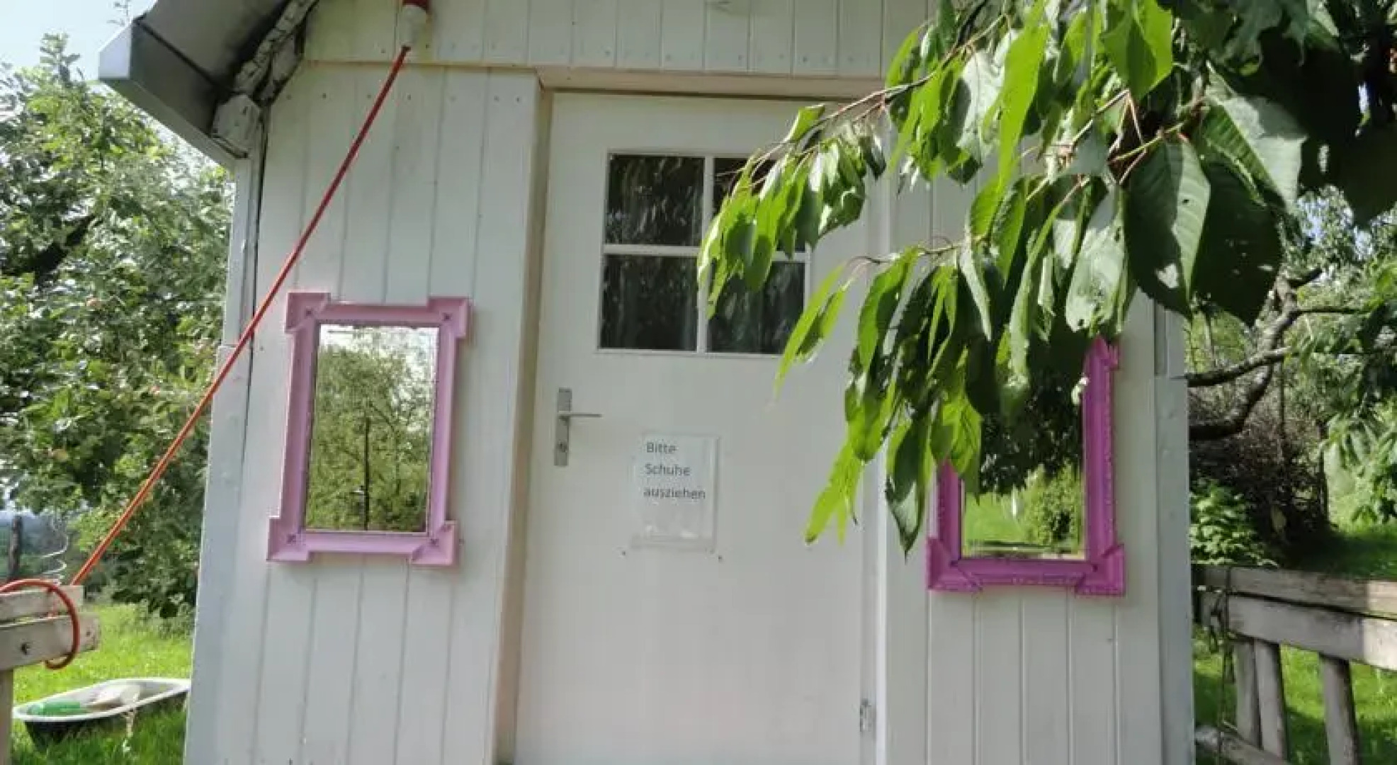 Kleines Haus im Grünen, Zirkuswagen, Hängebett & Zimmerli