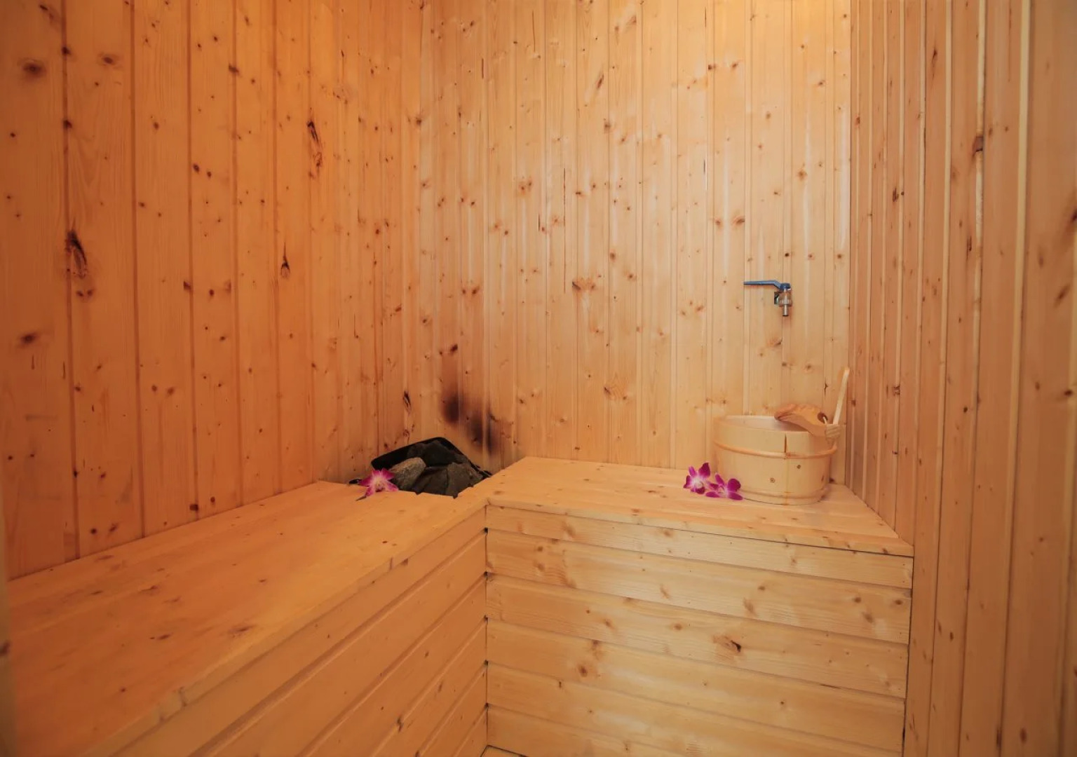 Yarra Ocean Suites Danang