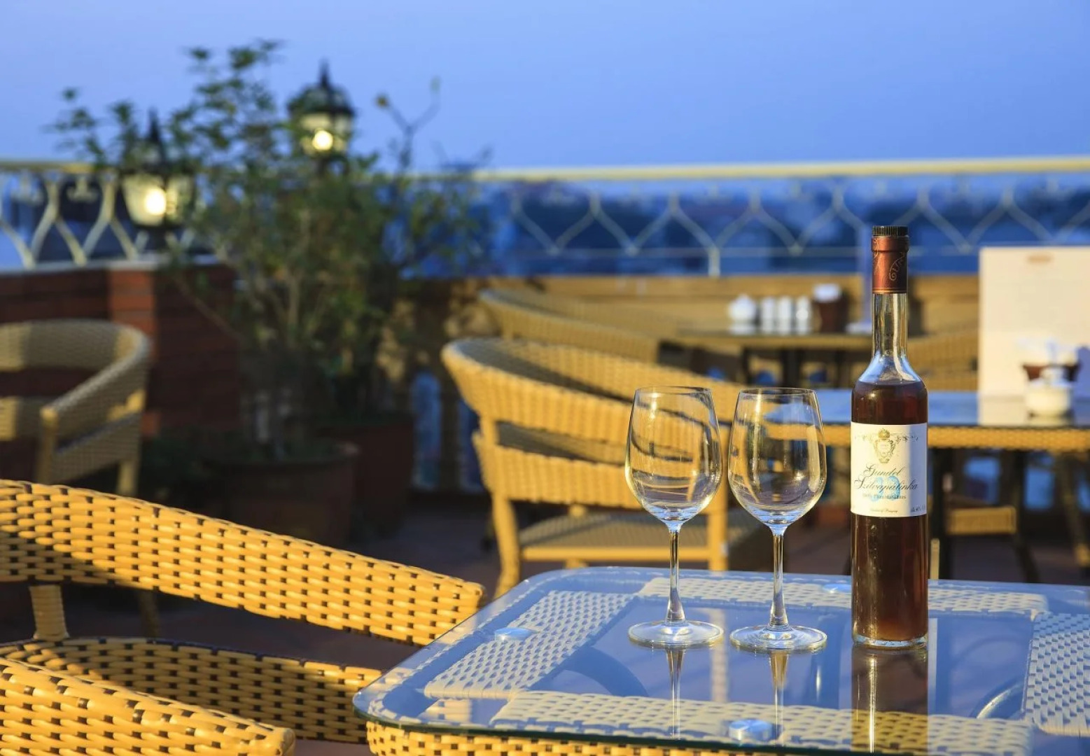 Lucky 3 Hotel & Travel