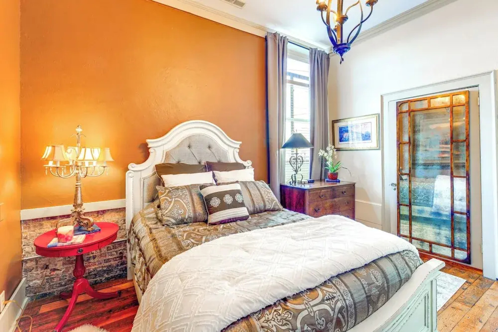 Walkable Wytheville Loft on Main Street!