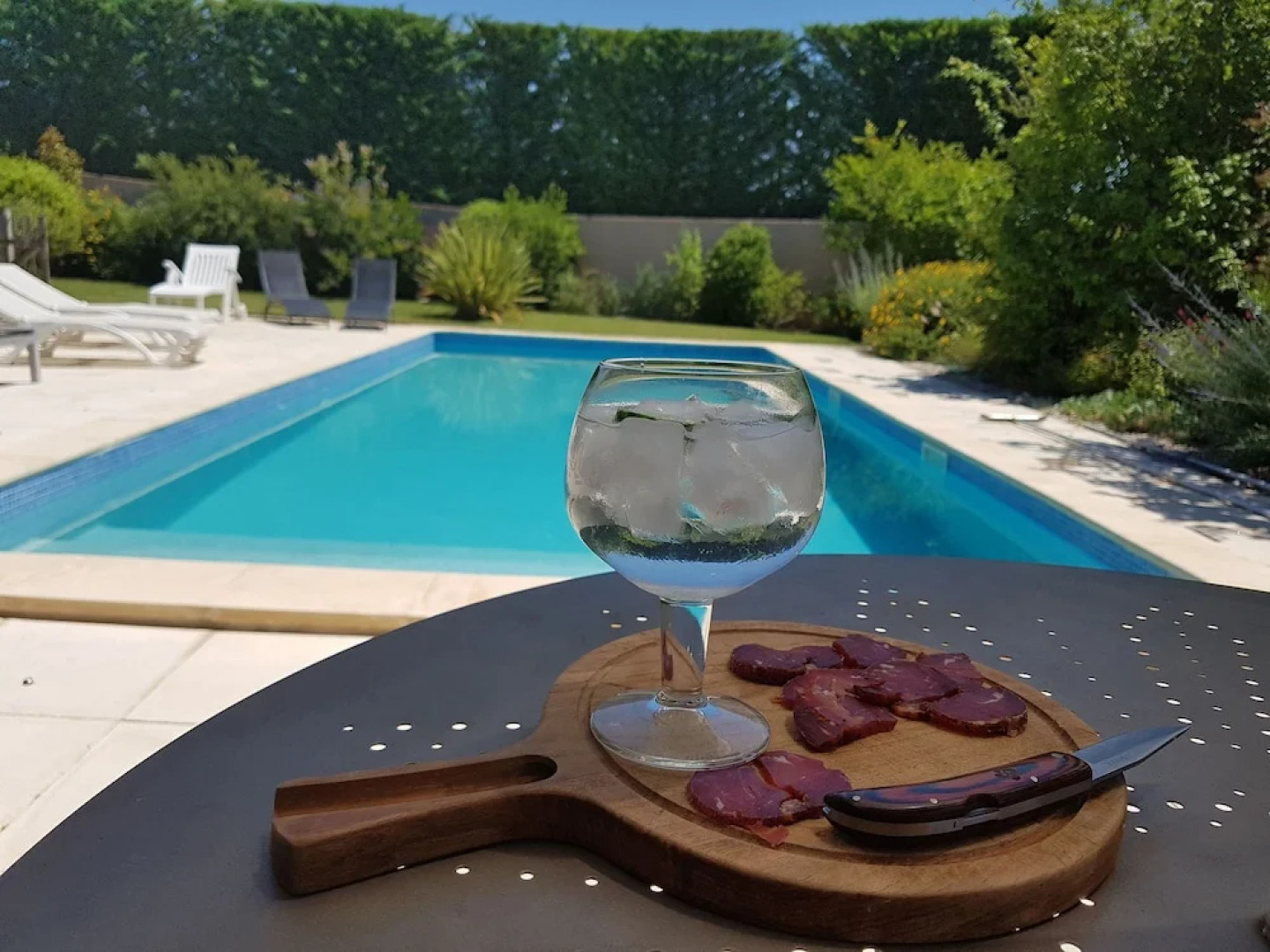 Detached Villa Situated Between the Vineyards and Views of the Mont Ventoux