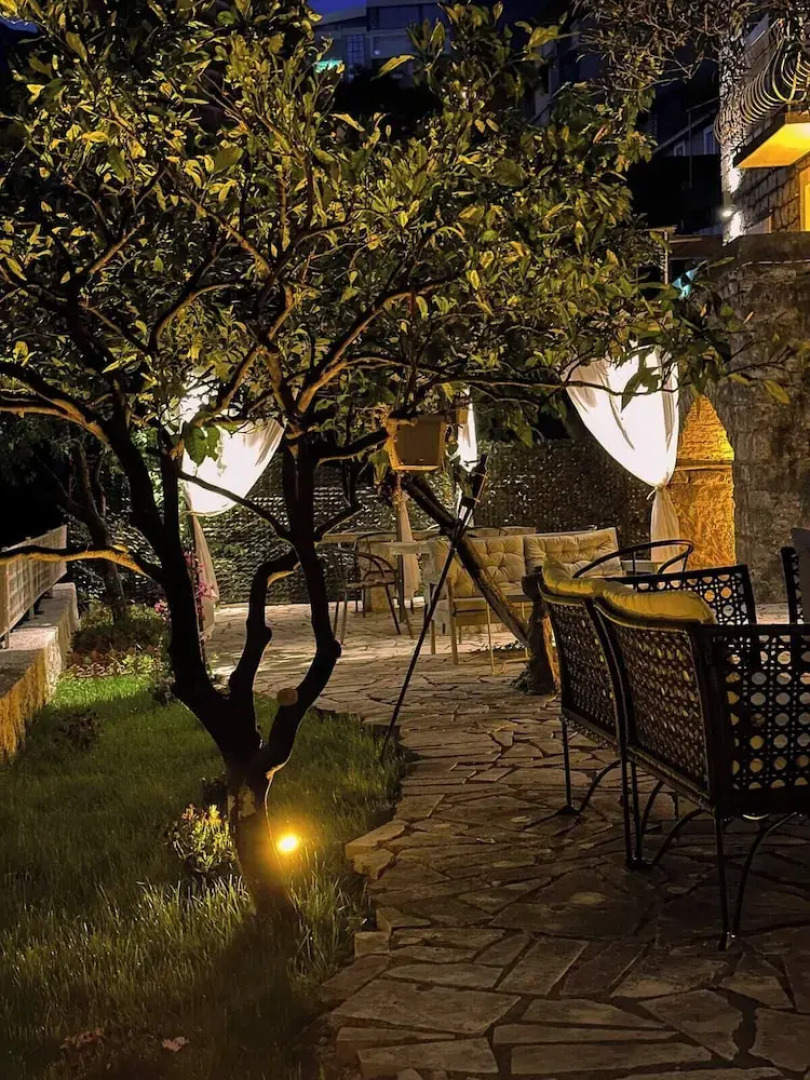 Sereni̇ta Stone House