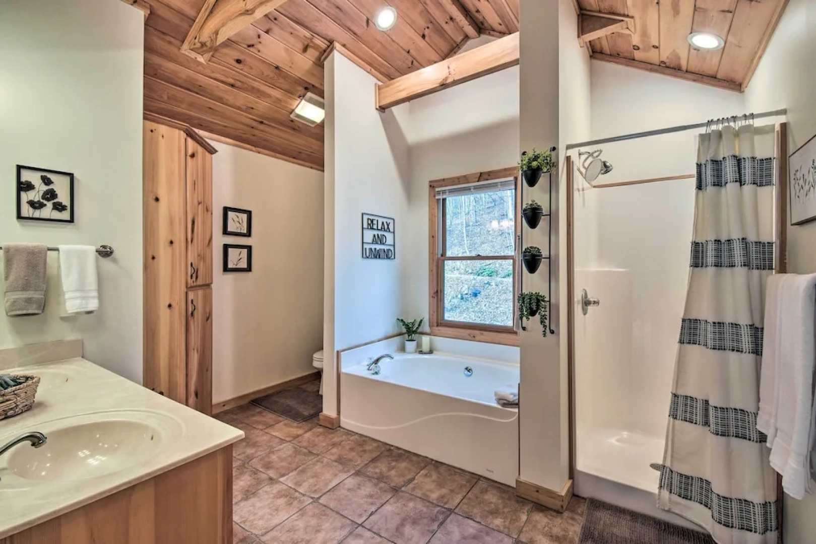 'the River Rest' Ellijay Cabin w/ Hot Tub!
