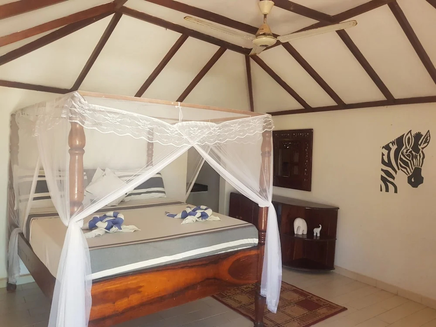 Room in Guest Room - Romantic Room With Access to Beach Ideal for 2 Guests, in Kigomani, Zanzibar