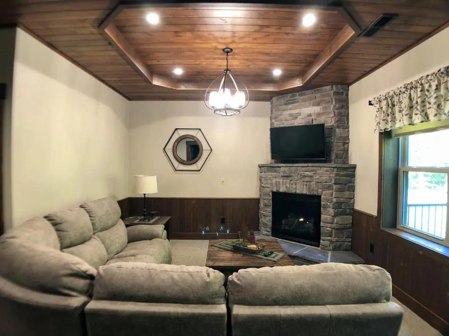 Sojourner's Lodge & Log Cabin Suites