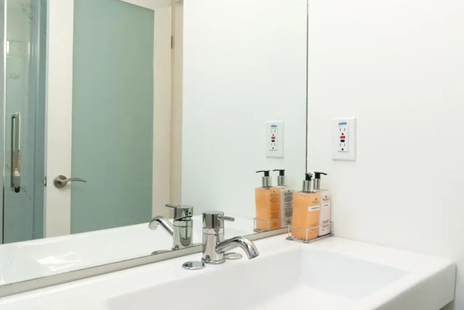Beautiful 2BR Suite in central West Vancouver