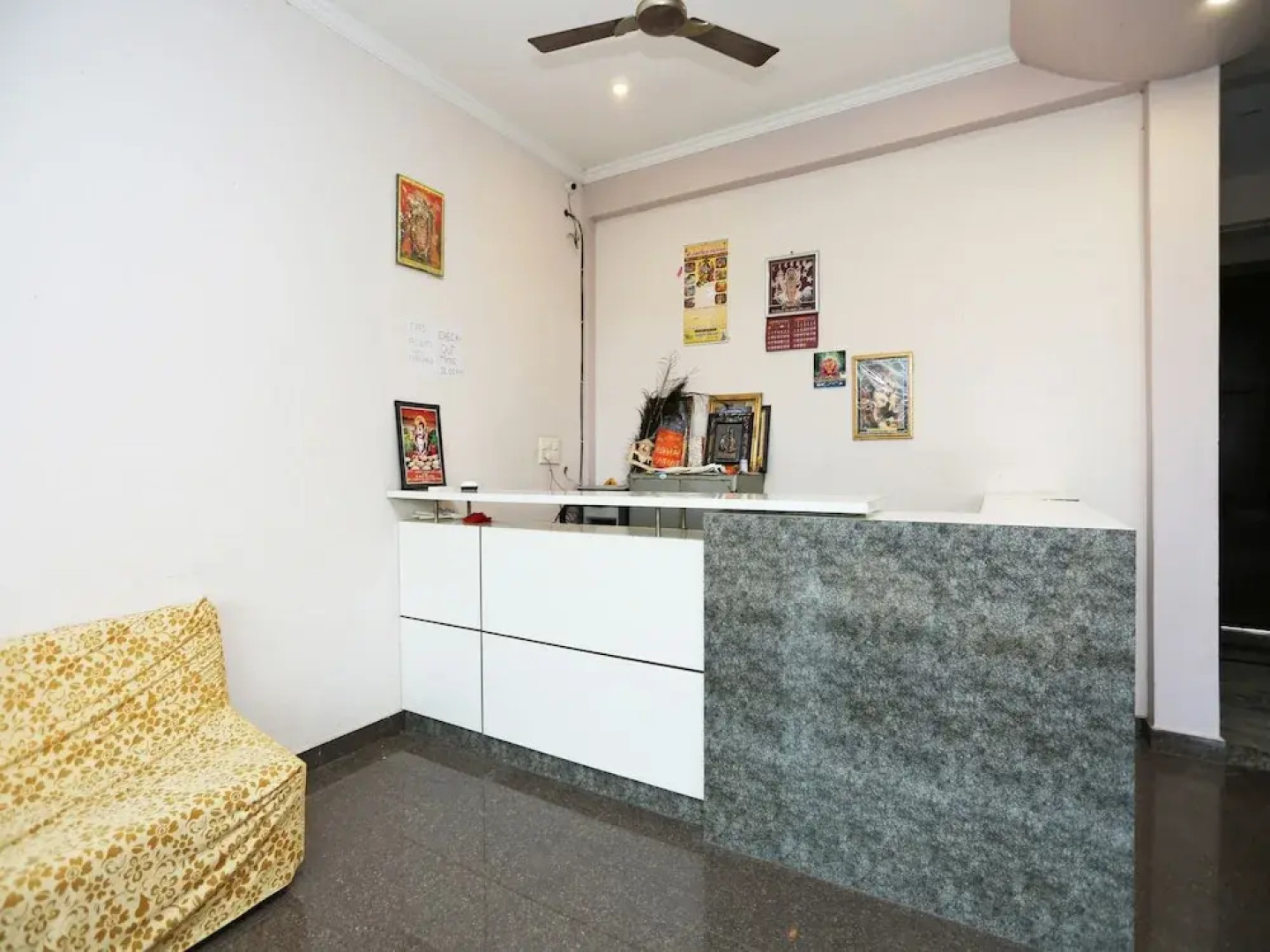 OYO 27686 Hotel Chandra Garden