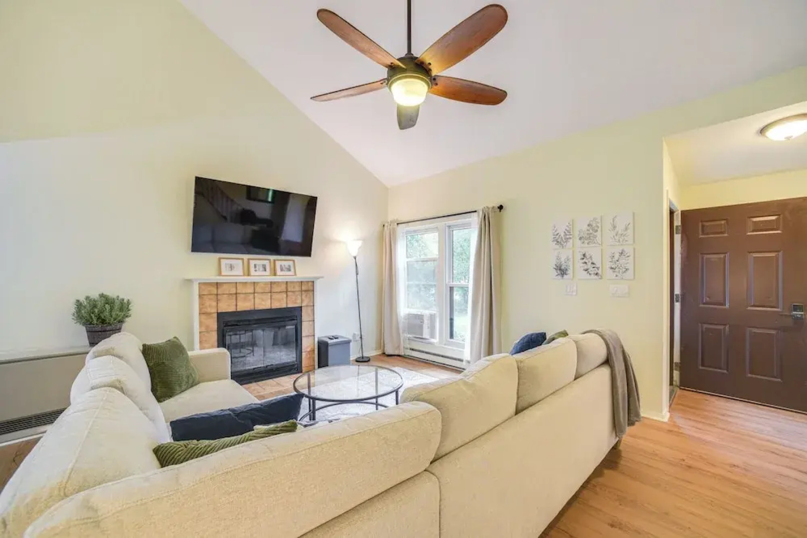 9 Mi to Saratoga Racetrack: Townhome w/ Bicycles!