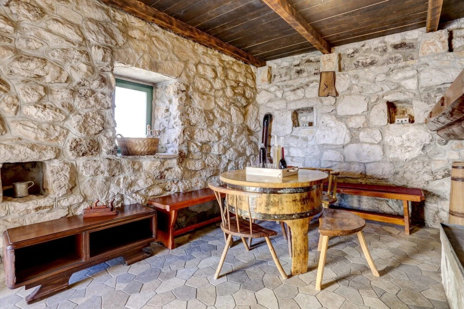 Rustic Stone House Bajeli with Jacuzzi