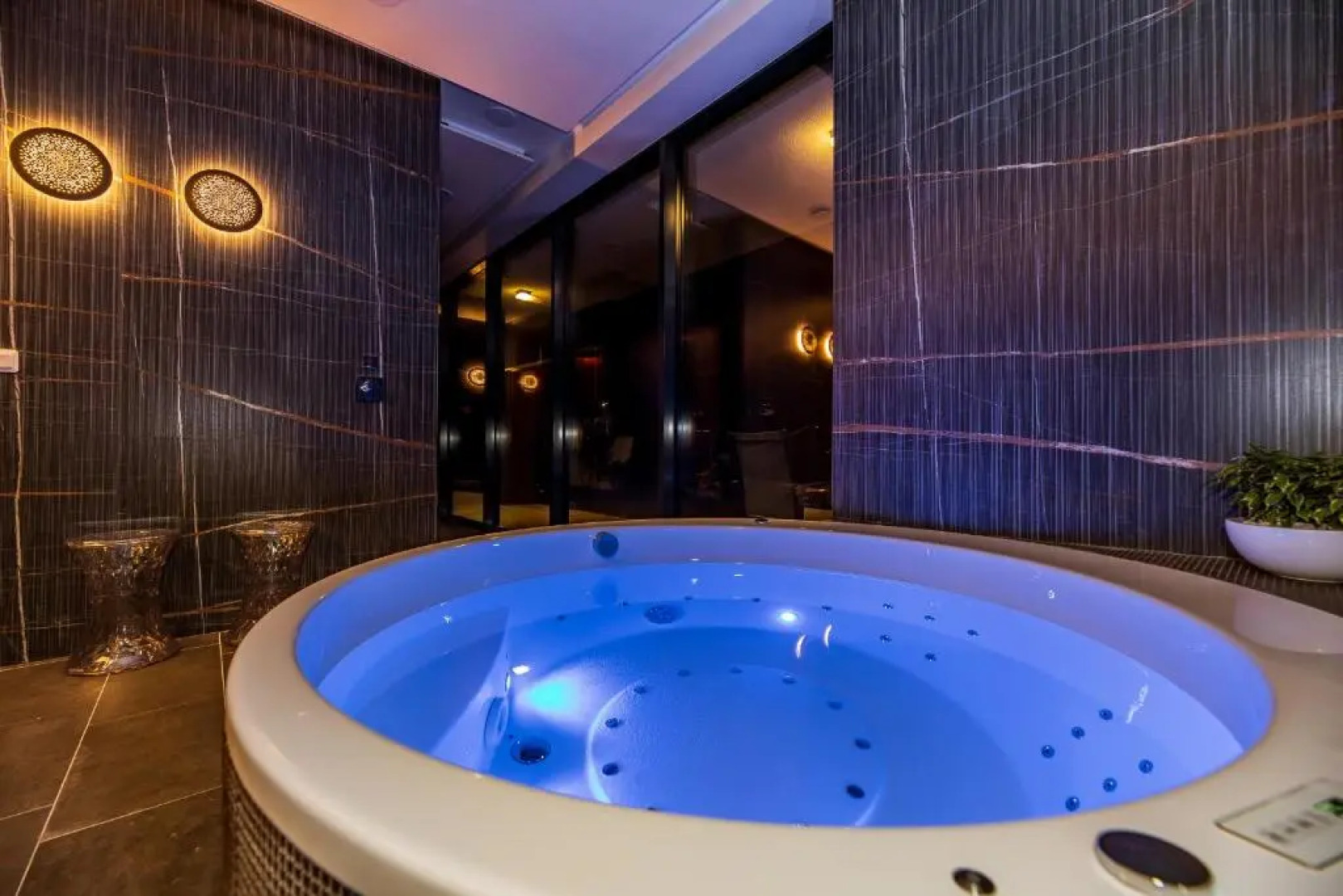 Отель Amsterdam Plaza