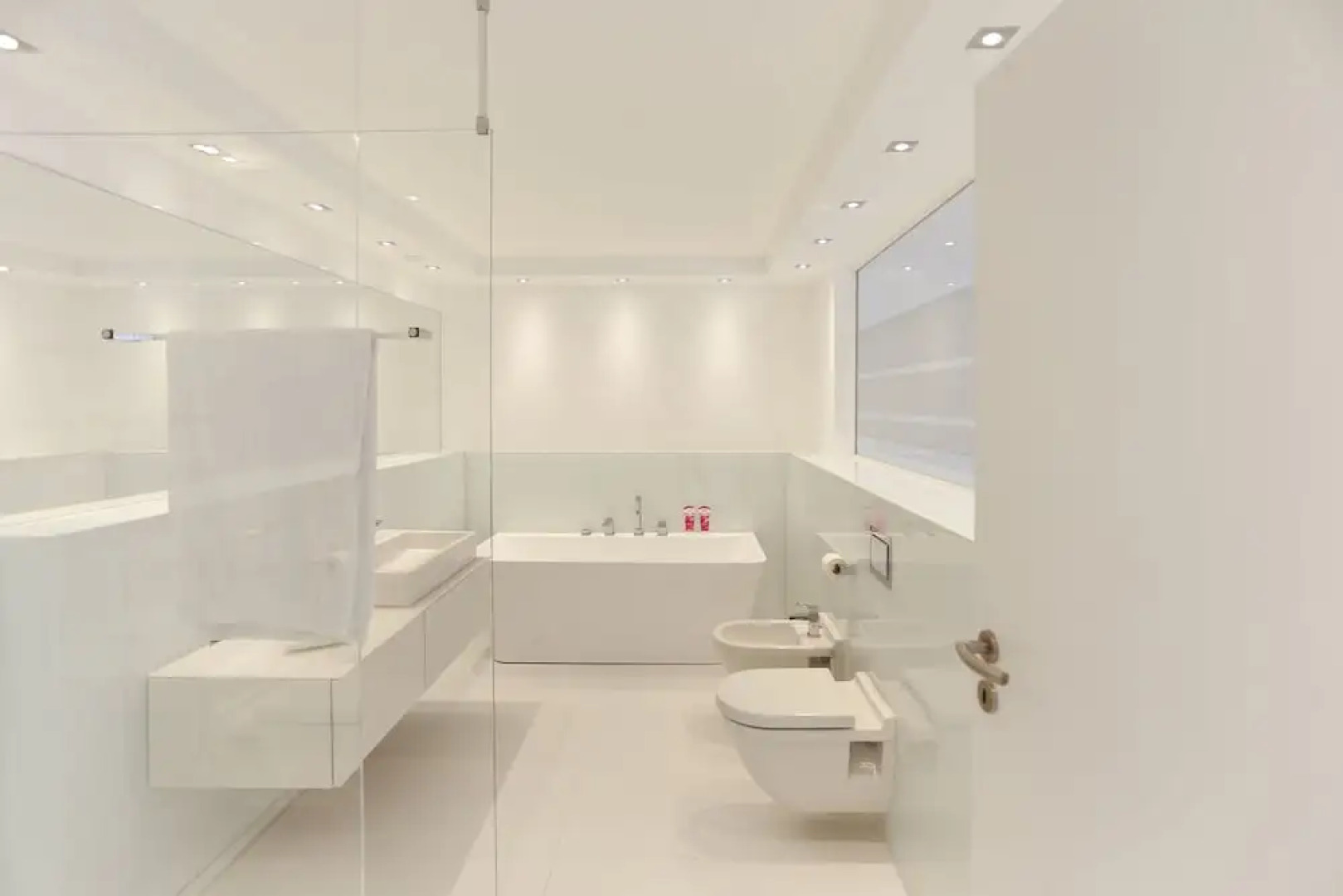 the white design apartment