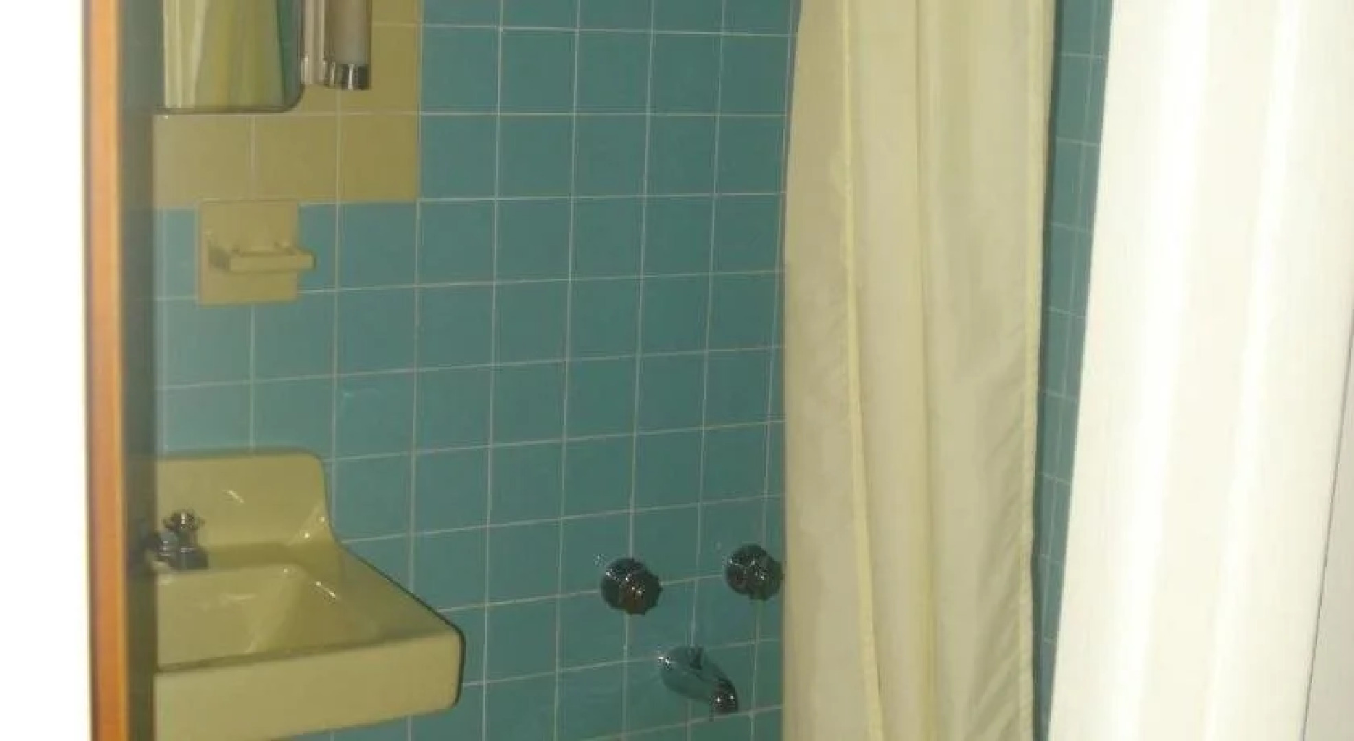 Thruway Holiday Motel