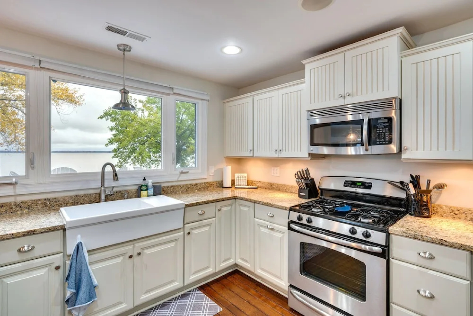 Lakefront Edgerton Cottage w/ Deck & Grill!