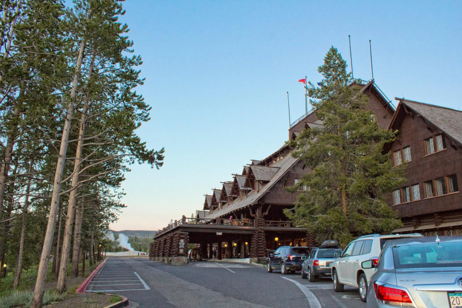 Отель Old Faithful Inn — Inside the Park