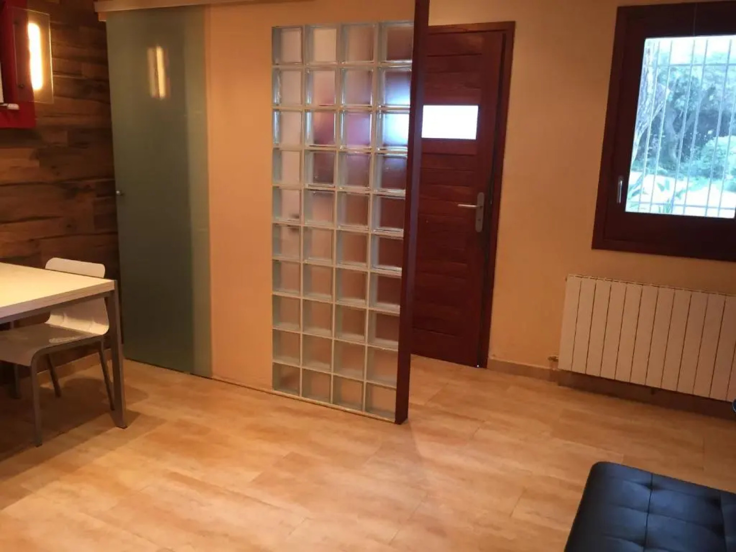 apartamento aislado jardín y piscina